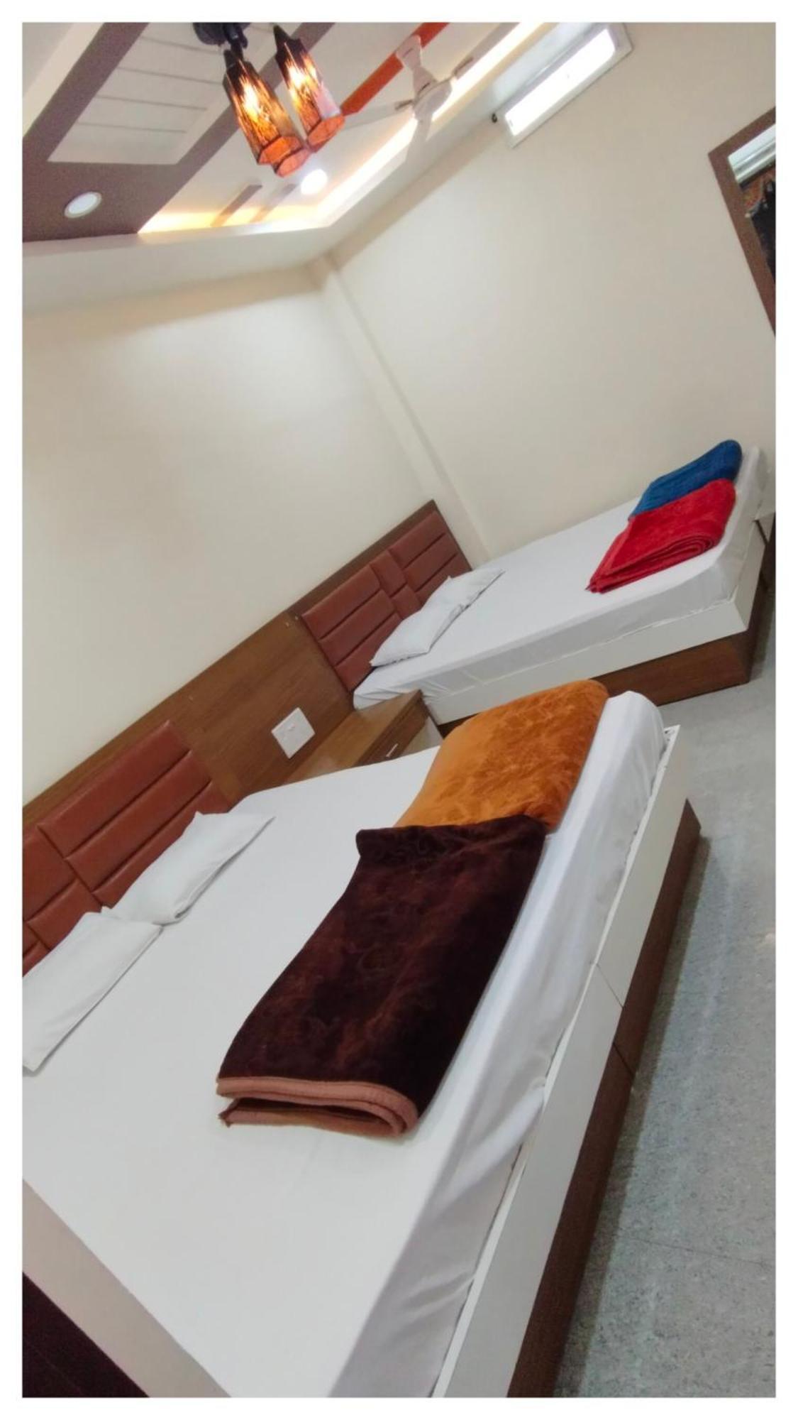 Shree Trilokeshwar Guesthouse ウッジャイン エクステリア 写真
